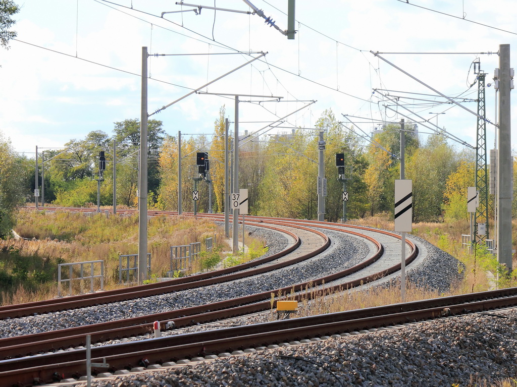 14. Oktober 2012  im Bereich des Flughafen BER:  Da die  S-Bahn im Bahnhof des Flughafen BER endet und wieder zurck zum Bahnhof Schnefeld fhrt gibt es hier im stlichen Teil nur Gleise der Fernbahn in Richtung der  bestehende Strecke der Grlitzer Bahn.
