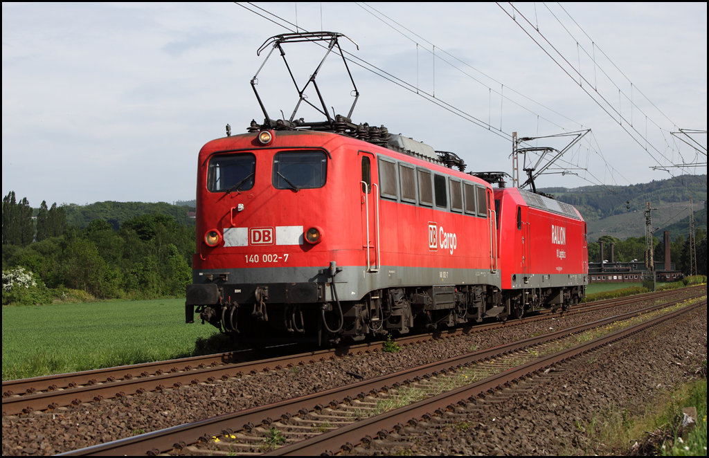 140 002 und 145 065 sind als Tfzf von Siegen kommend in Richtung Hagen-Vorhalle unterwegs. Danke an den Kollegen fr die Vormeldung. (20.05.2010)

