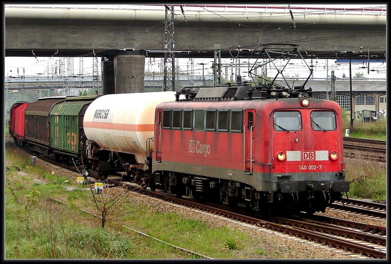 140 002-7 fhrt in den Hbf Stralsund ein.  am 18.05.06 