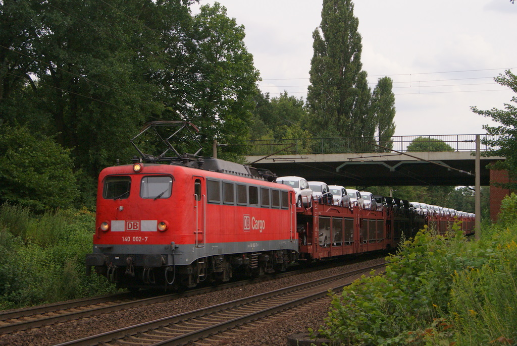 140 002-7 mit einem Autotransportzug in Hannover-Limmer am 28.07.2011