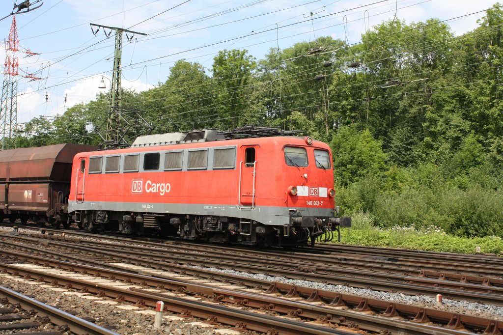 140 002-7 mit einem Ganzzug aus Fals Wagen in Richtung Rheintal, hier am 15.7.09 in Gremberg Nord bei K�ln.