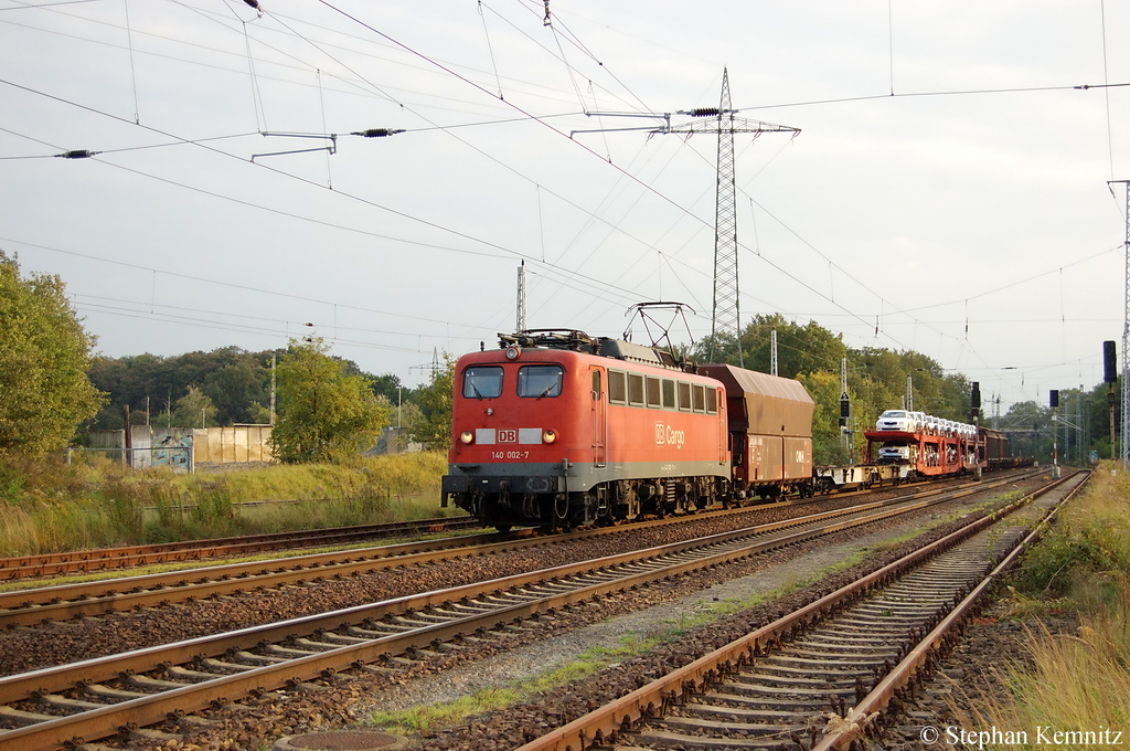 140 002-7 mit einem gemischtem Gterzug in Satzkorn Richtung Priort unterwegs. 04.10.2011