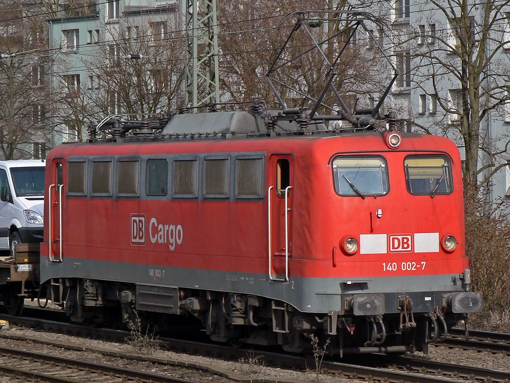 140 002-7 mit MB-Autozug in Kln Mlheim am 22.02.2010 