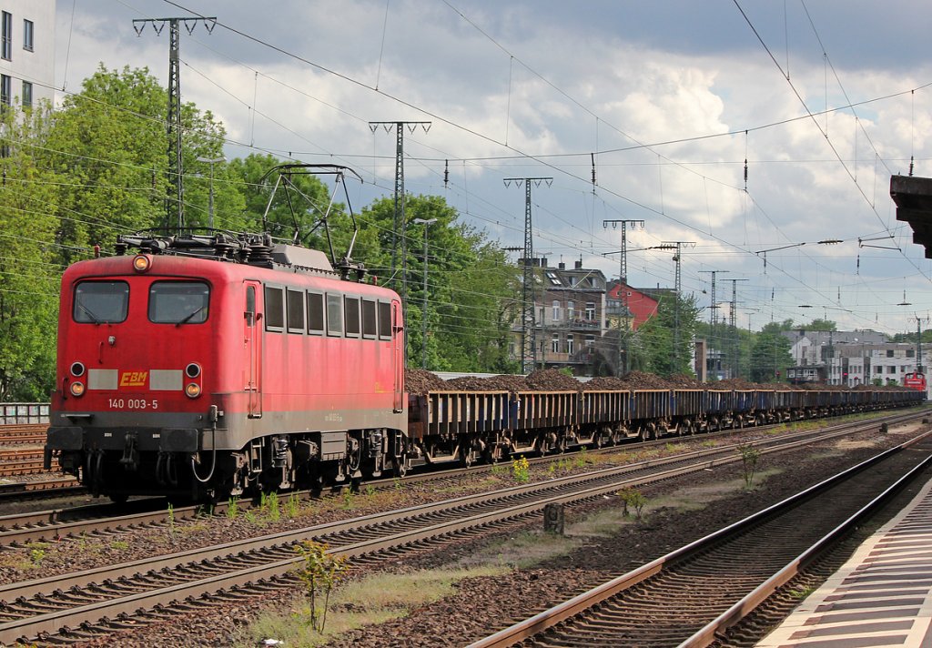 140 003-5 der EBM mit 365 145-2 in Kln West am 11.05.2013