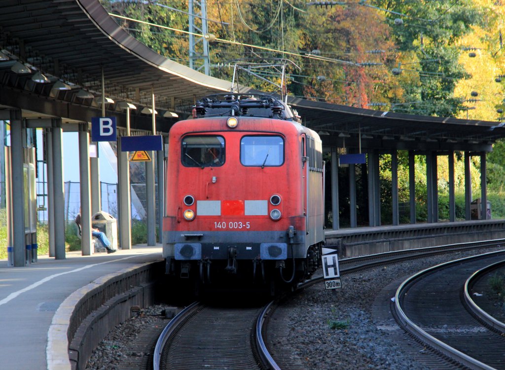 140 003-5 fuhr am 22.10.2012 in den Wuppertaler Hbf.