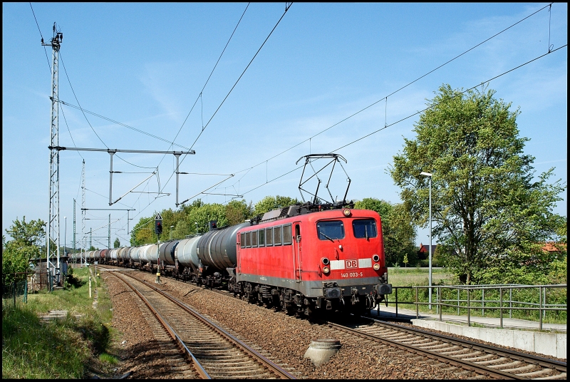 140 003-5 passiert mit einem Kesselumleiter nach Stendell am 07.05.2011 den Bahnhof Martensdorf. Die Aufnahme entstand vom Bahnsteig aus.