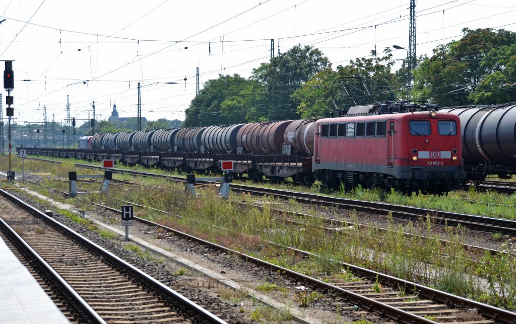 140 003 zog am 25.08.11 einen leeren Brammenzug am Magdeburger Hbf vorbei.