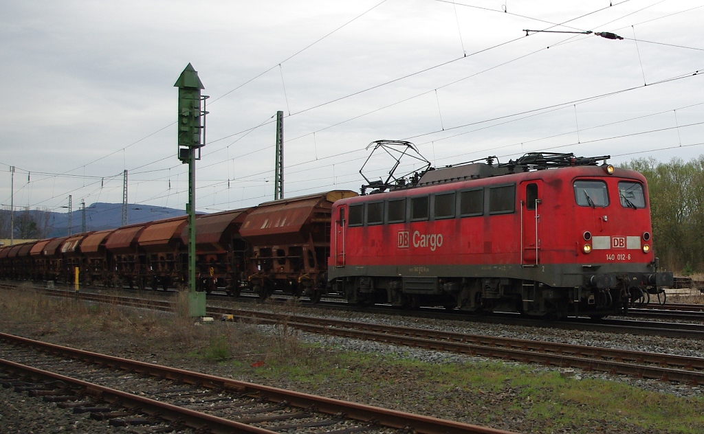 140 012-6 mit gemischtem Gz in Fahrtrichtung Sden. Aufgenommen am 05.04.2011 in Eschwege West.
