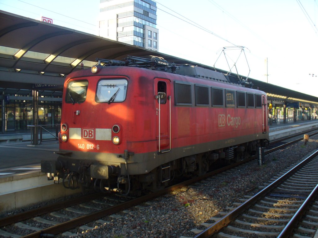 140 012-6 stand bei der fahrt nach KL-Einsiedlerhof vor einem rotem Signal am 25.05.2011 in Kaiserslautern Hbf. (Groen Dank an den Lokfhrer das er nicht bis ganz nach vorne gefahren war)