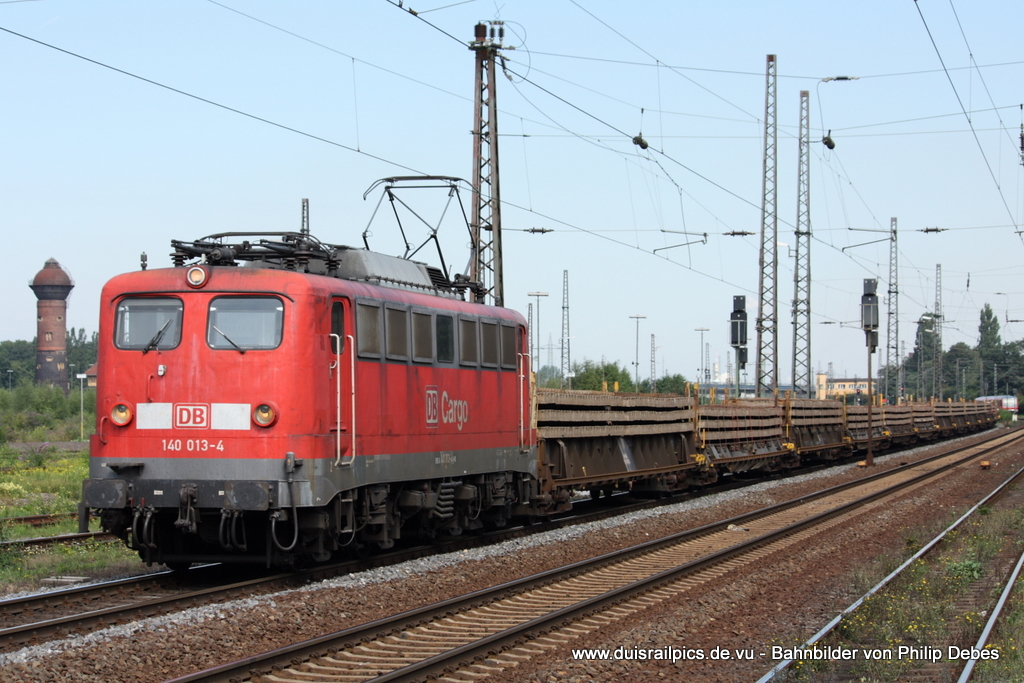 140 013-4 (DB Cargo) fhrt am 12. August 2010 um 11:39 Uhr mit einem Gterzug durch Duisburg Bissingheim