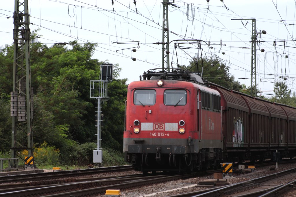 140 013-4 von DB Cargo kommt mit einm Gterzug aus  Kln-Kalk in Richtung Koblenz bei Sonne und Wolken.
Aufgenomen in Kln-Gremberg.
11.8.2011