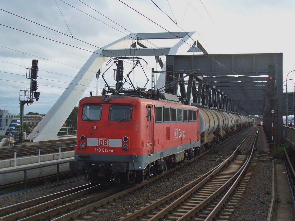 140 013-4 zog einen Kesselwagenzug am 06.10.2011 von Ludwighafen nach Mannheim �ber die Konrad Adenauer Br�cke
