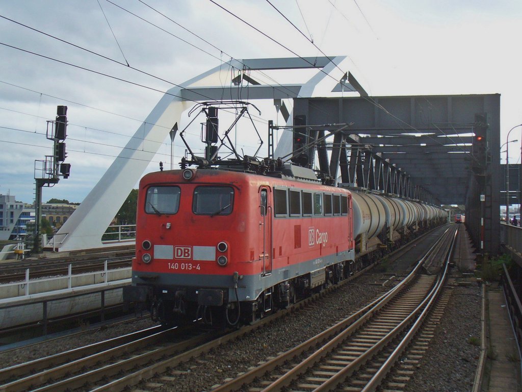 140 013-4 zog einen Kesselwagenzug am 06.10.2011 von Ludwighafen nach Mannheim ber die Konrad Adenauer Brcke

