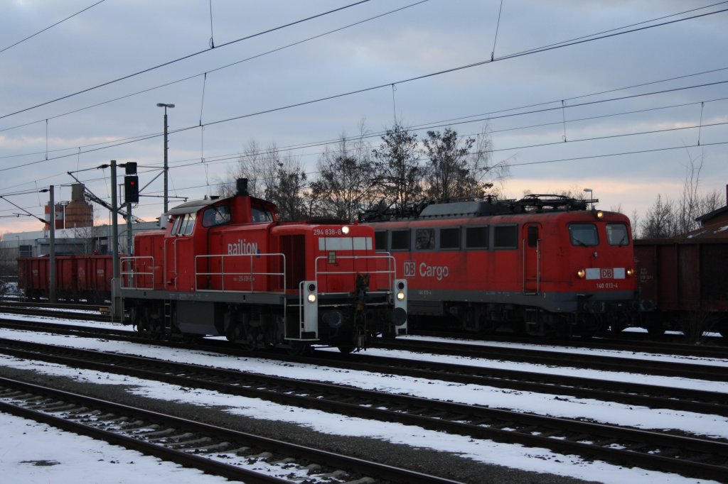 140 013 kam mit einem Zug von Braunschweig RBF in Fallersleben an und wartete auf ihre Rckleistung nach Braunschweig RBF 294 838 brachte den angekommen Zug in VW-Werk