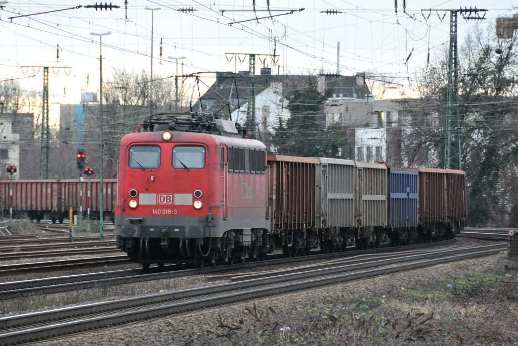 140 018-3 biegt mit ihrem Gterzug auf die lange Gerade in Kln-West ein. Aufgenommen am 05/02/2011.