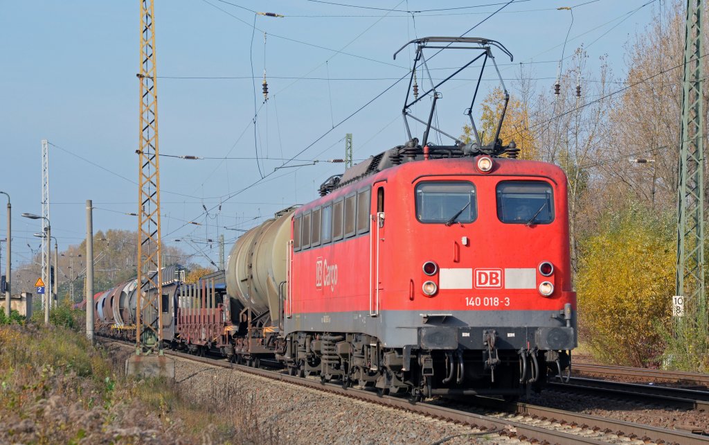 140 018 brachte am 28.10.11 einen gemischten Gz nach Engelsdorf, fotografiert in Leipzig-Thekla.