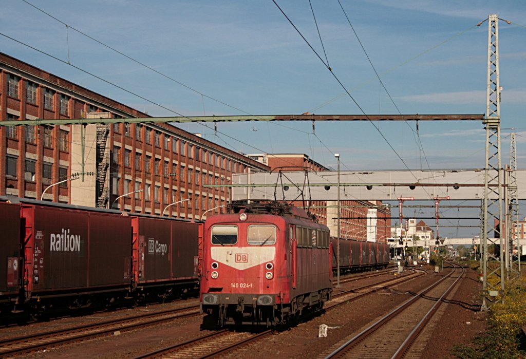 140 024-1 als Tfzf(RaS) 67800 nach  Mainz-Bischofsheim in Rsselsheim-Opelwerk. 06.10.10