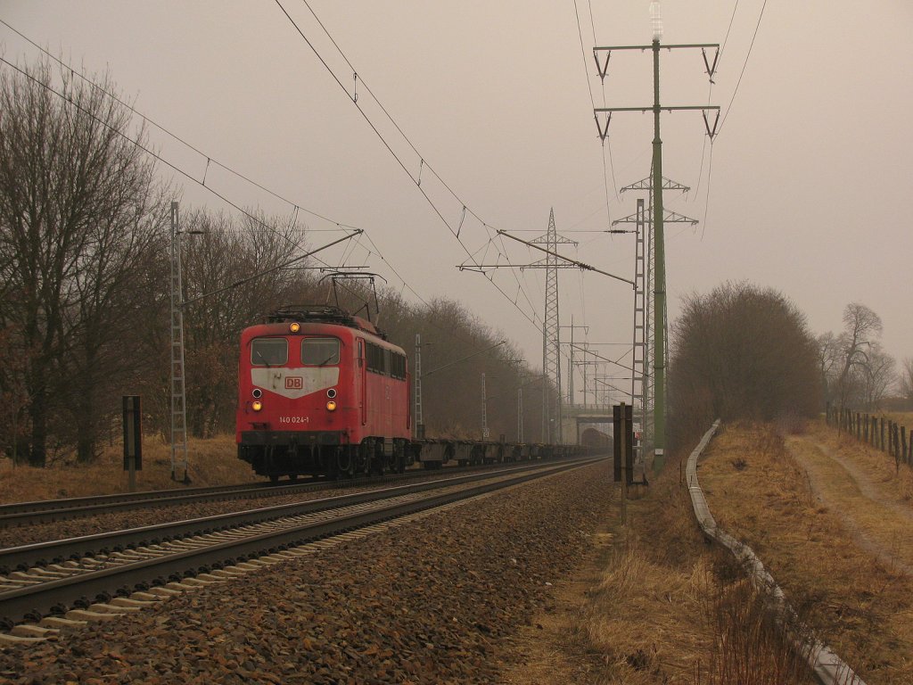 140 024-1 mit dem 51390 von Dresden Friedrichstadt nach Seddin bei der Durchfahrt Diedersdorfs am 05.03.2011.