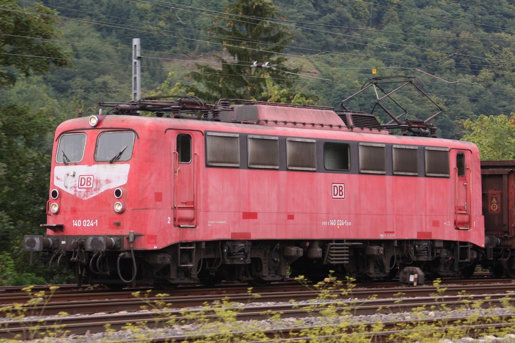 140 024 fhrt am 18.8.11 durch den Bahnhof Bullay.