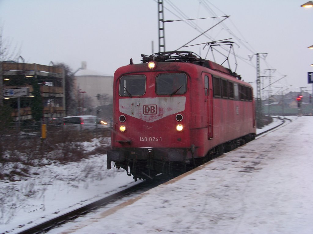 140 024, fhrt im Febura 2010, bei leichten Schneefall durch Lehrte.