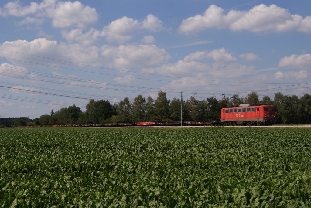 140 028-2 mit einem leeren Flachwagenzug in Langenfeld-Richrath am 15.07.2011