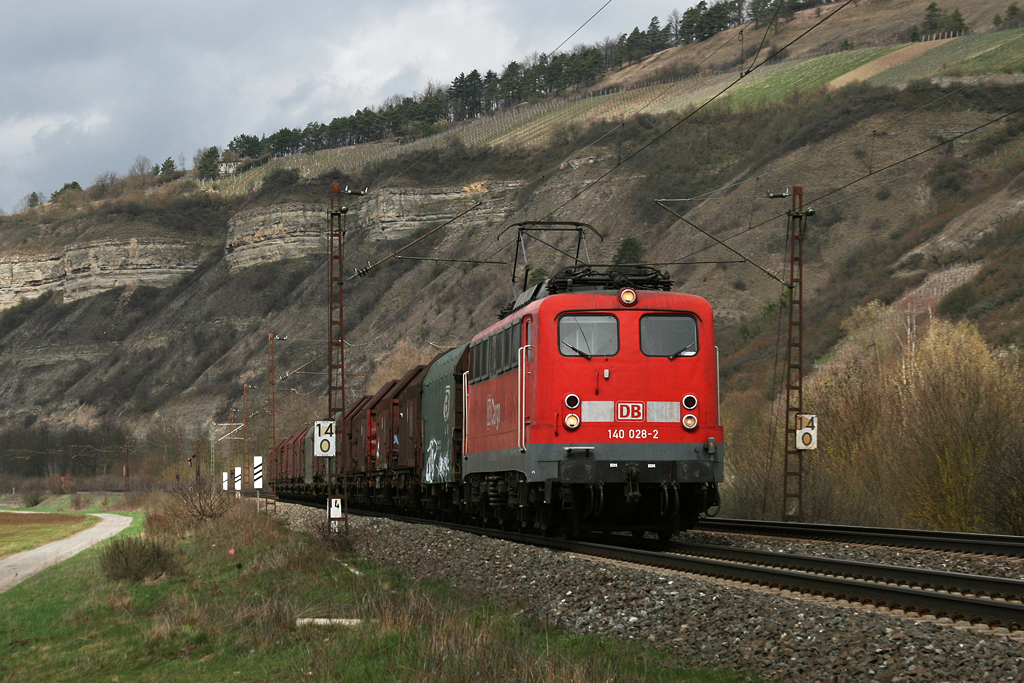 140 028 mit einem Stahlzug am 31.03.2010 bei Thngersheim im Maintal.