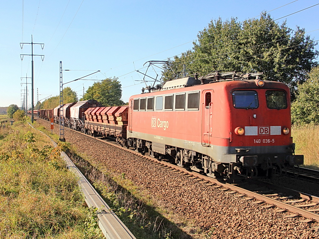 140 036-5 durchfhrt am 15. Oktober 2011 den Ort Diedersdorf mit einem gemischten Gterzug 