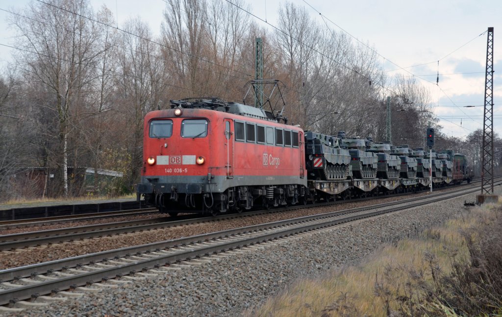 140 036 zog am 03.12.11 einen Militrzug durch Leipzig-Thekla Richtung Mockau.

