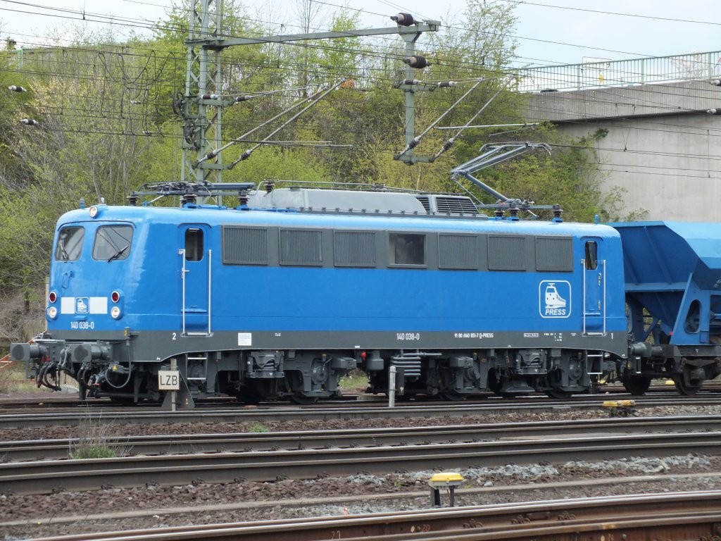 140 038-0 der PRESS mit einem Schotterzug bei der Einfahrt in den Rbf Fulda (25.04.12)