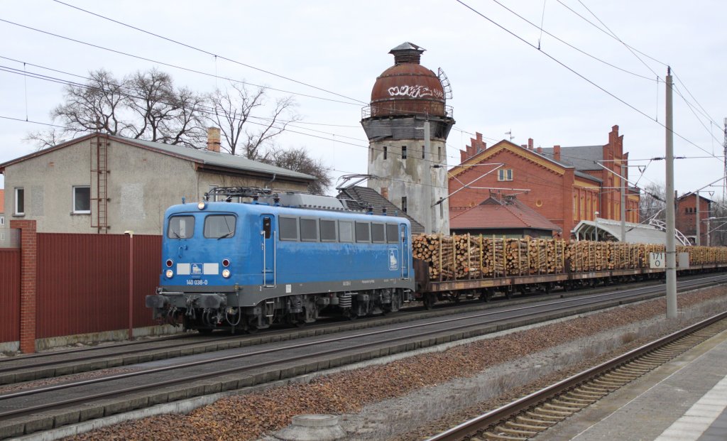 140 038-0 PRESSS mit Holzzug am 29.12.2012 in Rathenow