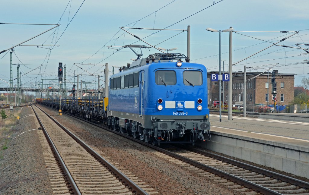 140 038 fuhr am 10.04.12 mit einem Langschienenzug durch Bitterfeld Richtung Leipzig.