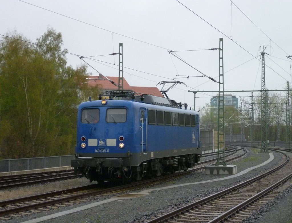 140 038 der PRESS �bernahm den Leerkesselzug den 118 770-7 der MTEG am 27.04.13 von Marktredwitz nach Plauen/V. brachte.