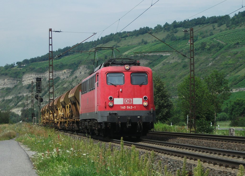 140 043 ist am 03.August 2011 mit einem kurzen Schotterzug bei Thngersheim unterwegs.