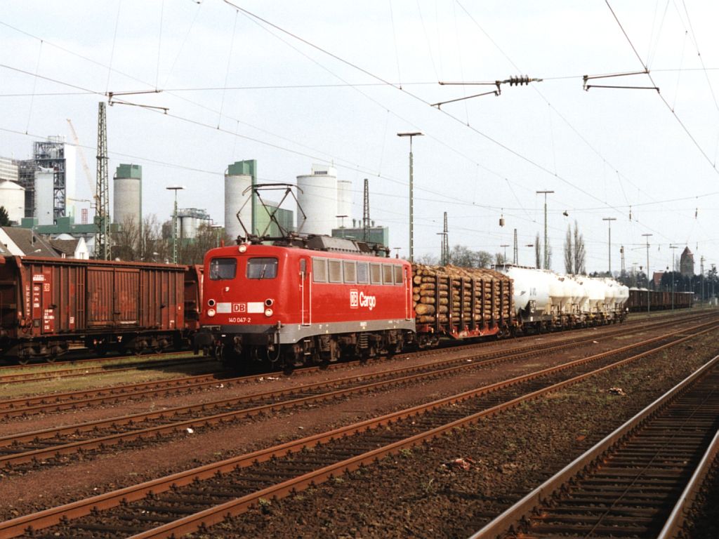 140 047-2 mit eine Gterzug von Lengerich in die Richtung Osnabrck auf Bahnhof Lengerich am 23-4-2001. Bild und scan: Date Jan de Vries.