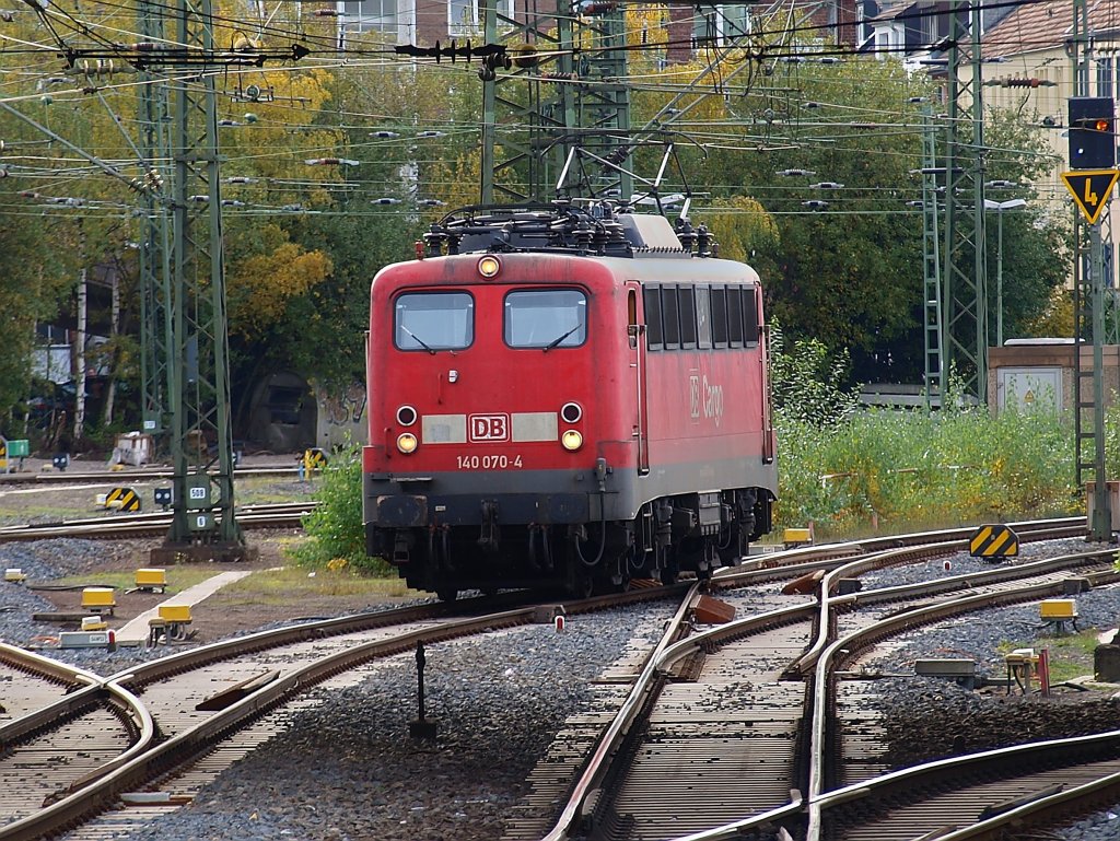 140 070-4 am 29.10.2010 als Lz von Aachen West kommend im Gleisvorfeld des Aachener Hbf.