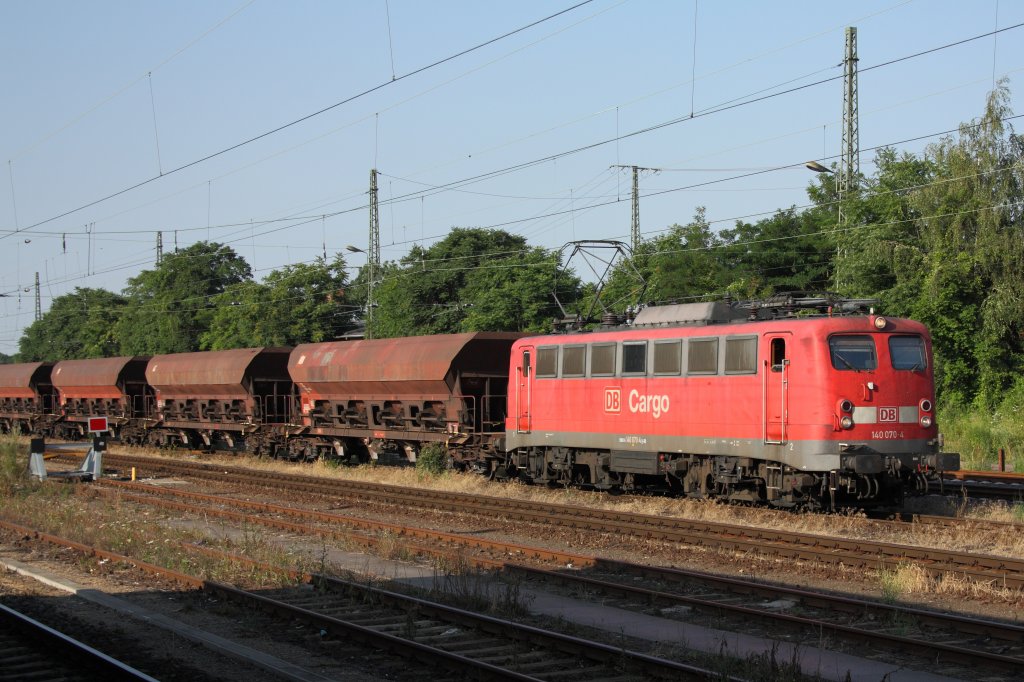 140 070-4 fhrt mit einem Schttgutzug durch Magdeburg Hbf in Richtung Magdeburg-Neustadt. Fotografiert am 16.07.2010. 