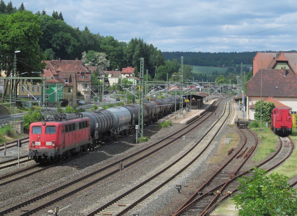 140 070-4 zieht am 14. Juni 2013 einen Kesselwagenzug durch Kronach.