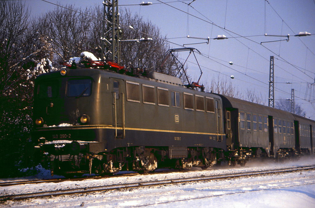 140 090 verlsst Neckargemnd in Richtung Heidelberg, 08.01.1985.