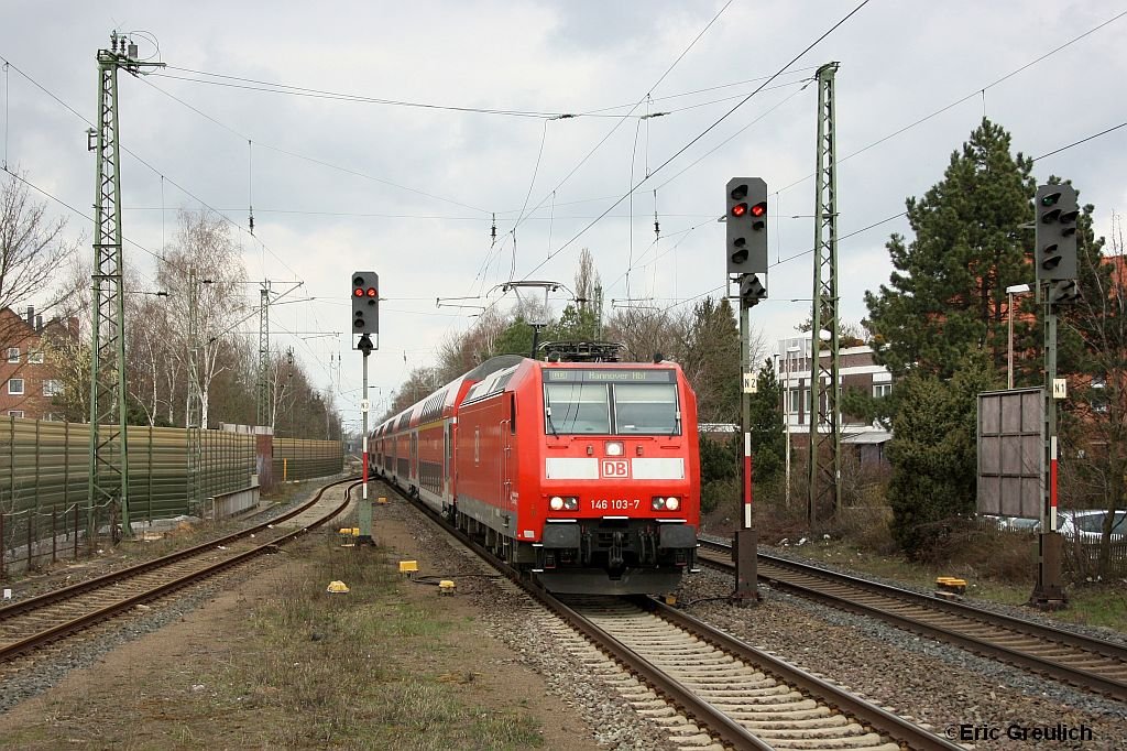 140 103 mit einem RE von Norddeich nach Hannover in Neustadt am R�genberge am 29.3.10.
