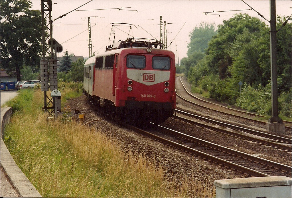 140 109-0 vor einem Regionalexpress aus Stuttgart nach Nrnberg im August 1997 auf den letzten Metern der Murrbahn in Crailsheim.