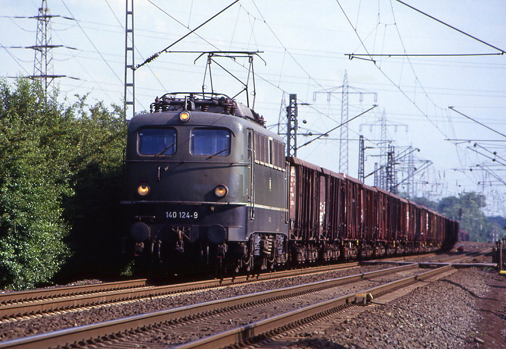 140 124 hat bei Ratingen Lintorf noch wenige Kilometer bis zum Rbf. Duisburg Wedau vor sich, 20.06.1987.