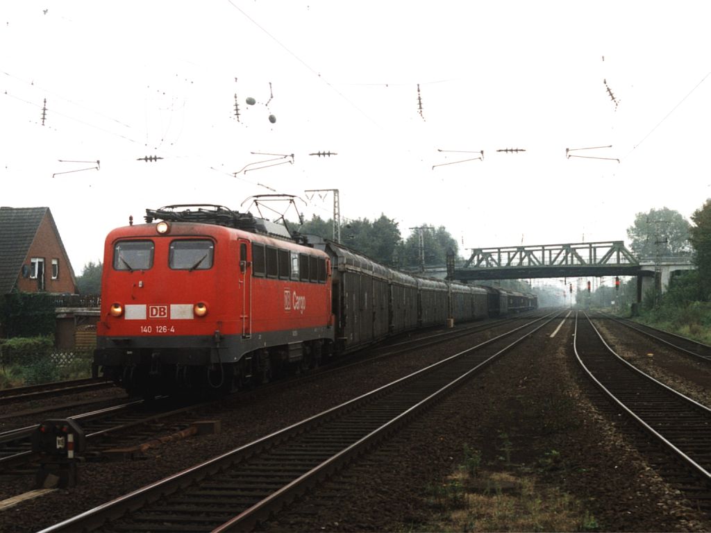 140 126-4 (mit Einfachlampen) mit eine Gterzug auf Bahnhof Salzbergen am 28-9-2001. Bild und scan: Date Jan de Vries.