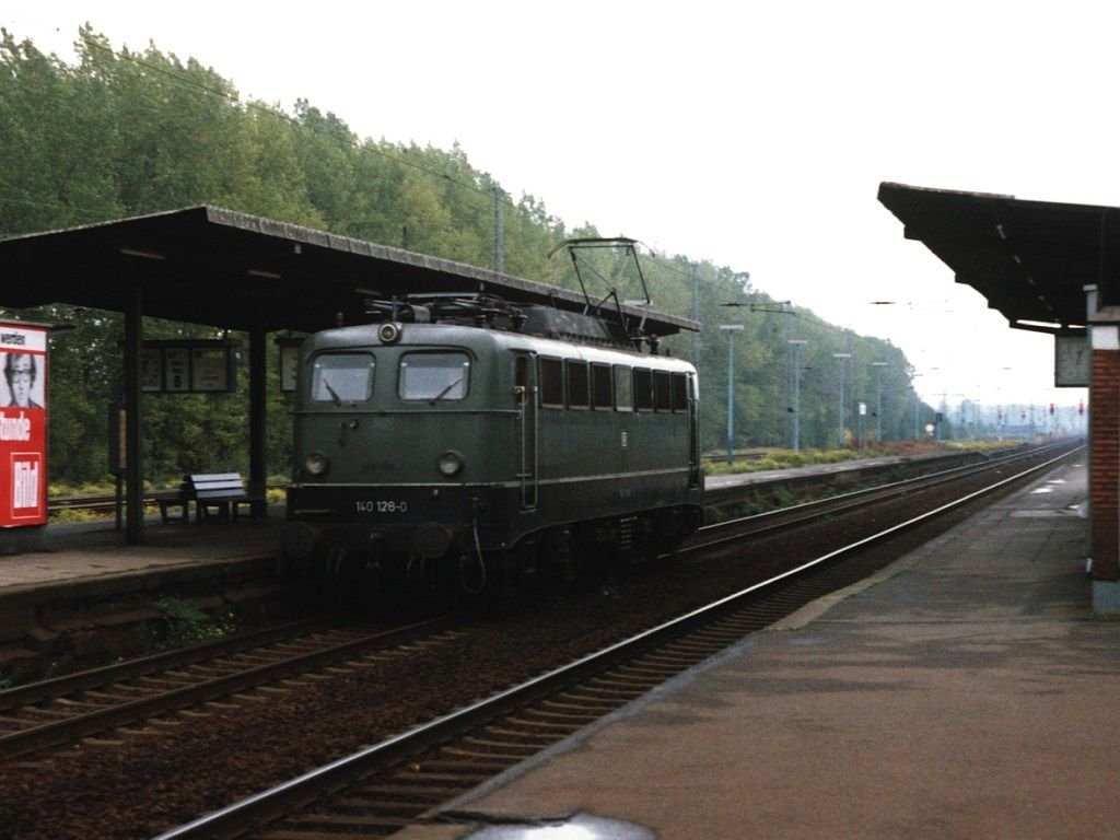 140 128-0 auf Bahnhof Viersen am 21-10-1992. Bild und scan: Date Jan de Vries.