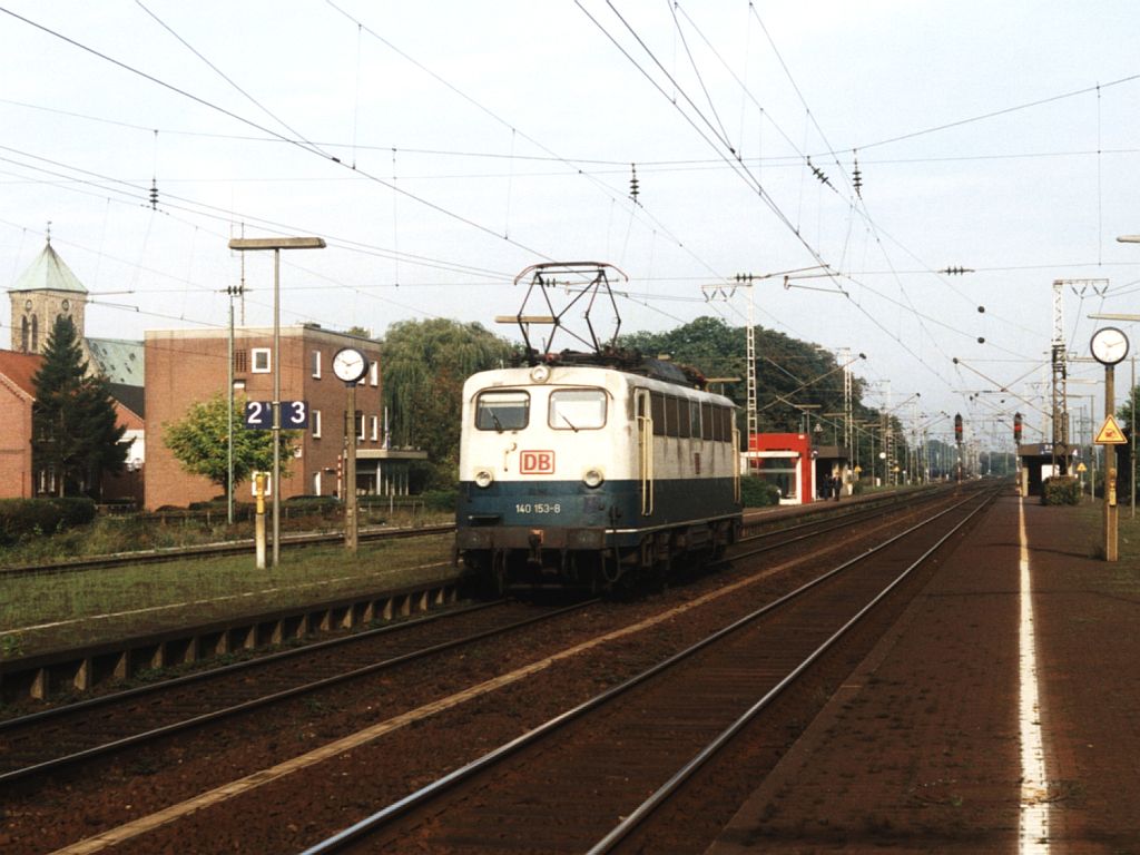140 153-8 (mit Einfachlampen) auf Bahnhof Salzbergen am 29-9-2001. Bild und scan: Date Jan de Vries.