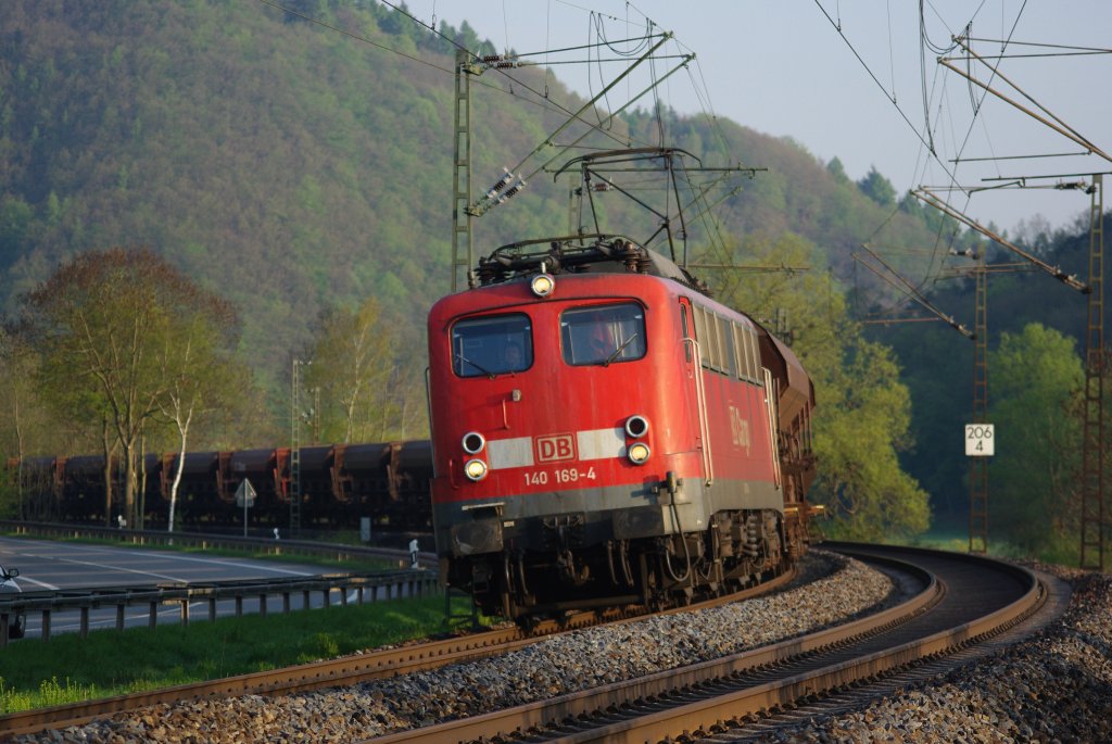 140 169-4 legt sich mit ihrem Kali-Zug in Richtung Sden bei Albungen in die Kurve. Aufgenommen am 28.04.2010.