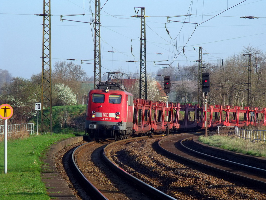 140-169 am 07.04.2011 in Lehndorf mit leerem Autozug Richtung Zwickau/Mosel.