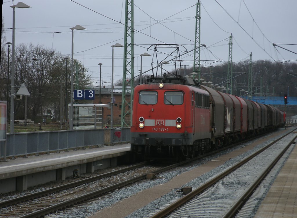 140 169,mit der 298 313 am Schlu�,am 13.April 2011 durchfuhr Bergen/R�gen.