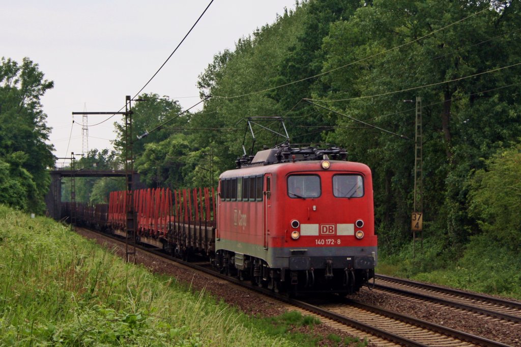 140 172-8 fuhr am 05.07.'11 mit einem Rungenwagenzug durch Ahlten