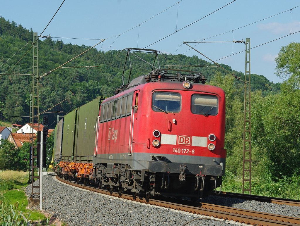 140 172-8 legt sich mit ihrem Containerzug bei Mecklar in die Kurve. Aufgenommen am 07.07.2010.