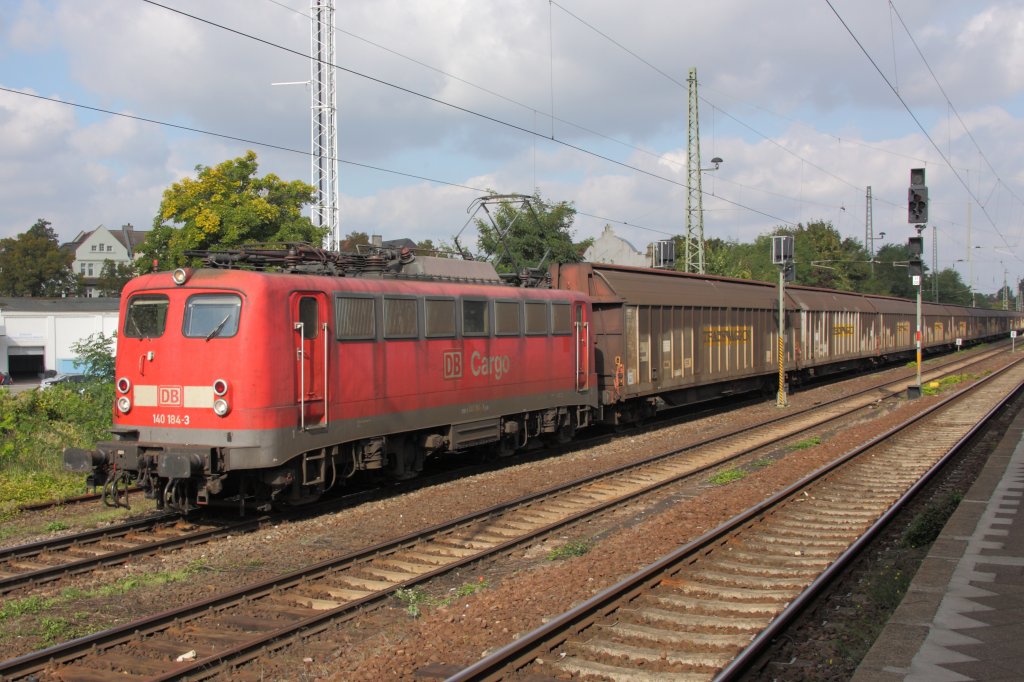 140 184-3 fhrt mit einem Ganzzug Schiebewandwagen durch Magdeburg-Buckau in Richtung Sden. Fotografiert am 21.09.2010. 